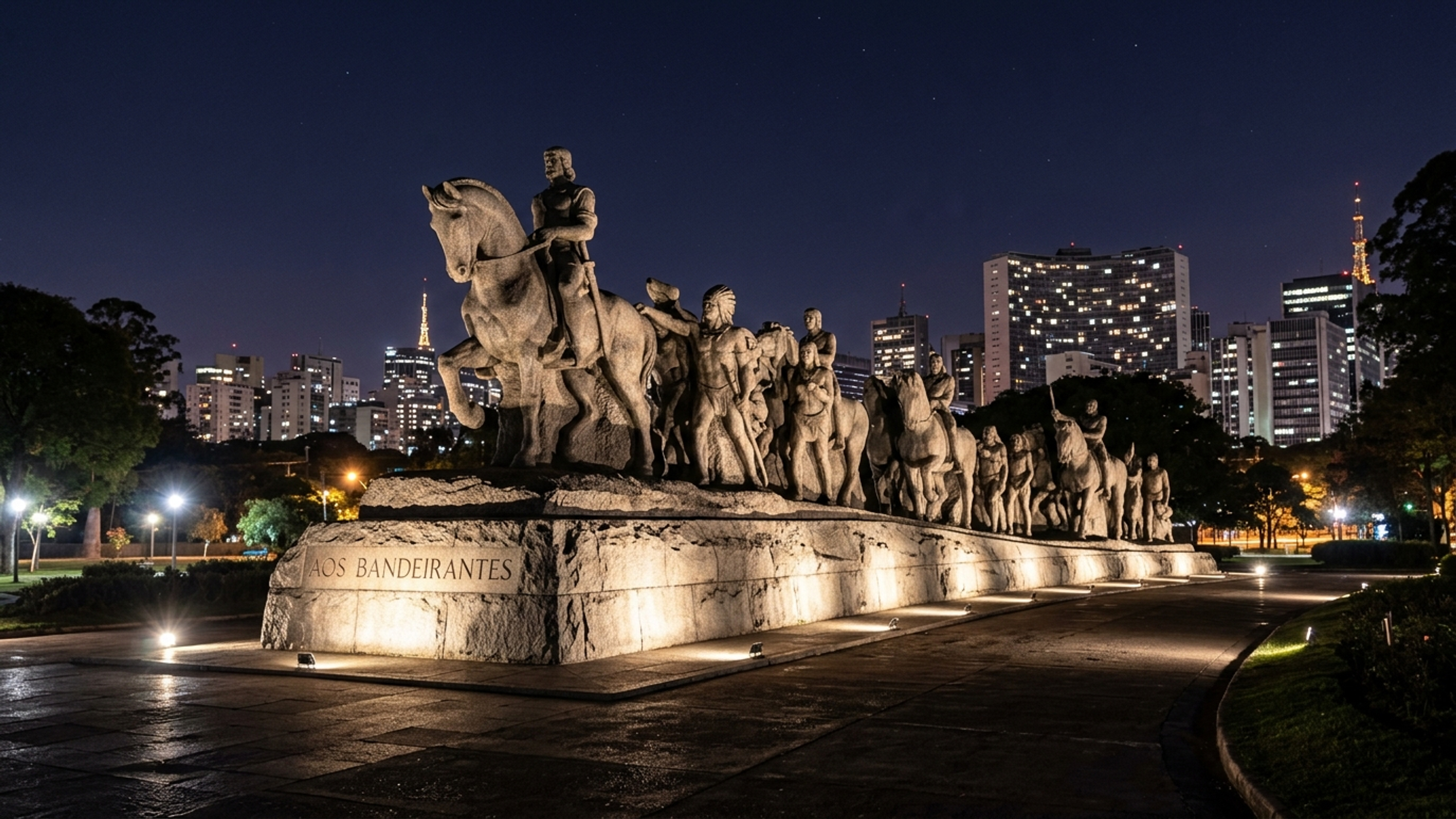 Com 240 blocos maciços de granito por Victor Brecheret e com cerca de 50 metros de extensão, a estrutura de 1953 destaca-se como o maior monumento de São Paulo