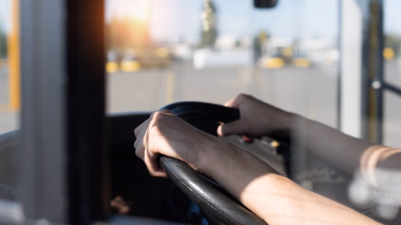 Motorista de ônibus sai da rota para usar o banheiro em casa e recebendo mais de $70.000 em indenização