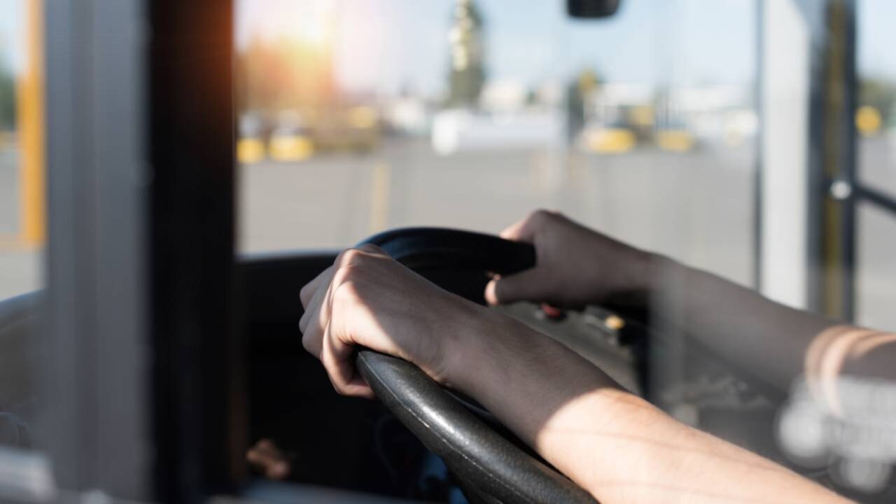 Motorista de ônibus sai da rota para usar o banheiro em casa e recebendo mais de $70.000 em indenização
