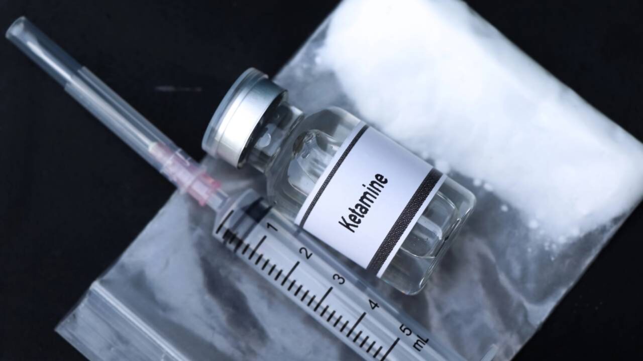 Mulher de apenas 23 anos é diagnosticada com danos permanentes na bexiga devido ao vício em cetamina