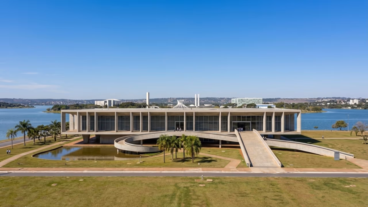 Erguido às margens do Lago Paranoá, com arquitetura modernista, o museu abriga décadas de arte moderna e contemporânea brasileira em um espaço totalmente revitalizado