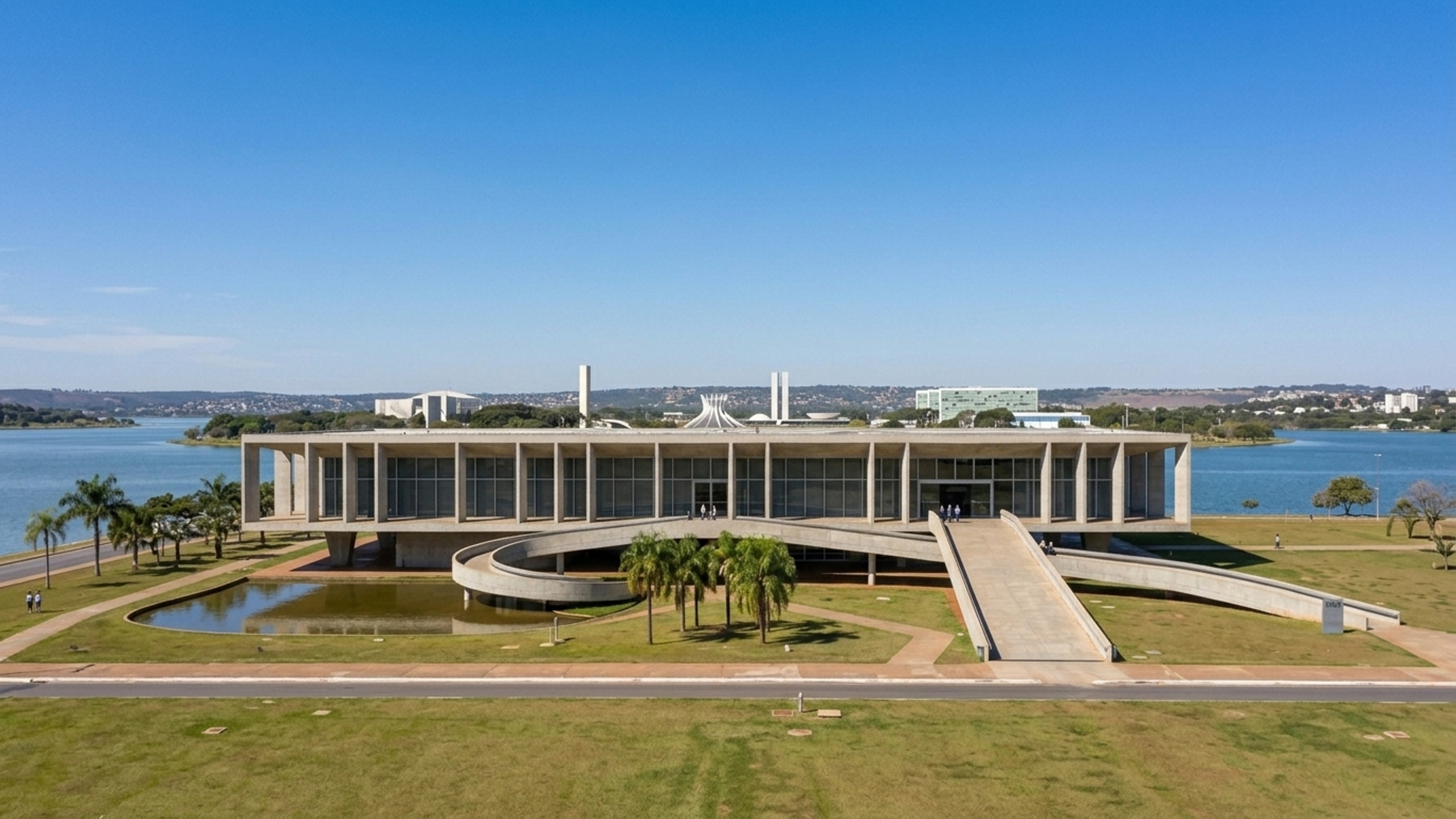 Erguido às margens do Lago Paranoá, com arquitetura modernista, o museu abriga décadas de arte moderna e contemporânea brasileira em um espaço totalmente revitalizado