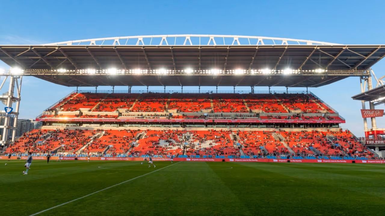 O menor estádio da Copa precisou “crescer” às pressas: ganhou 17 mil lugares só para o Mundial