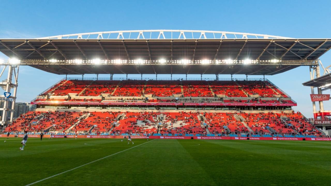 O menor estádio da Copa precisou “crescer” às pressas: ganhou 17 mil lugares só para o Mundial