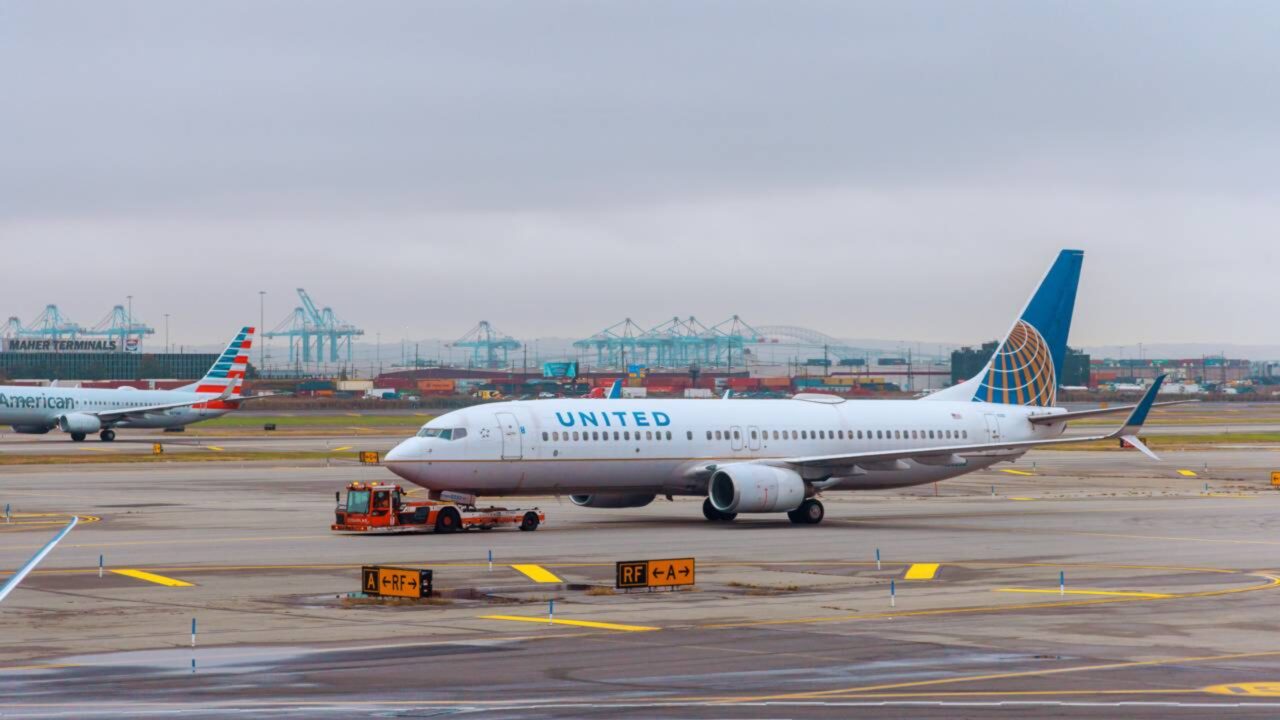 O pior de tudo Por que em alguns aeroportos os passageiros ainda precisam pegar o ônibus para o chegar ao avião