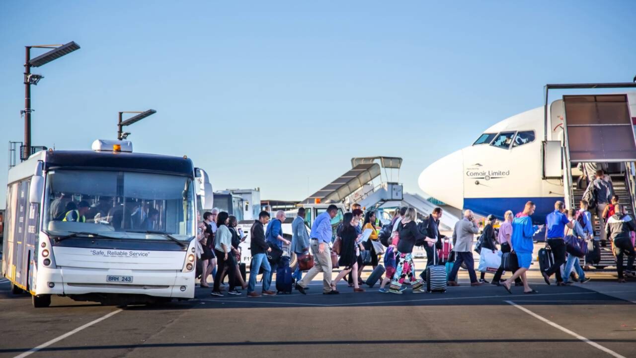“O pior de tudo”: Por que em alguns aeroportos os passageiros ainda precisam pegar o ônibus para o chegar ao avião?