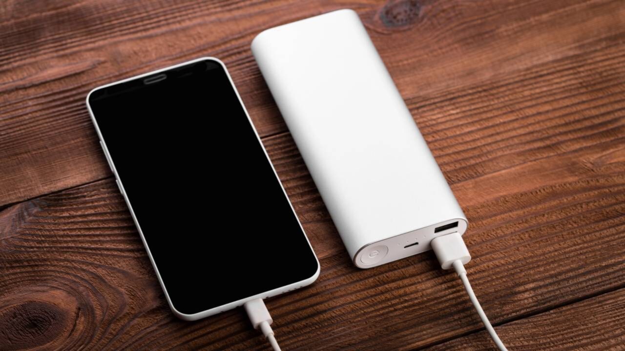 O que conectar primeiro, o celular ou o carregador? Assim você pode evitar danos mecânicos e elétricos