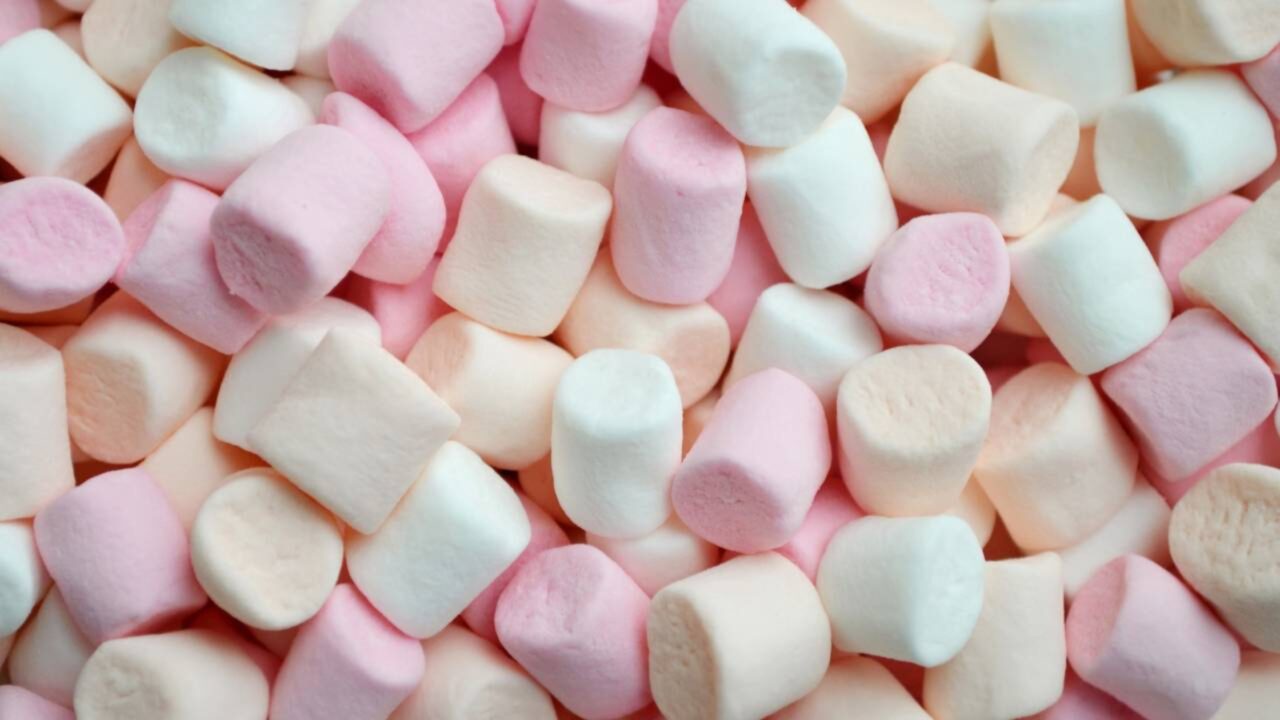 O teste do marshmallow foi refeito com dez vezes mais crianças e descobriu que a força de vontade de uma criança de quatro anos praticamente deixou de prever o sucesso adolescente quando se levou em conta o contexto familiar