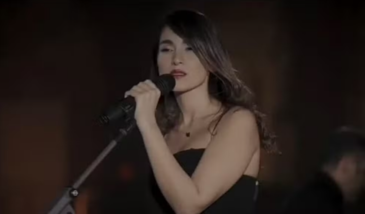 Cantora iraniana é condenada a chibatadas por cantar sem hijab