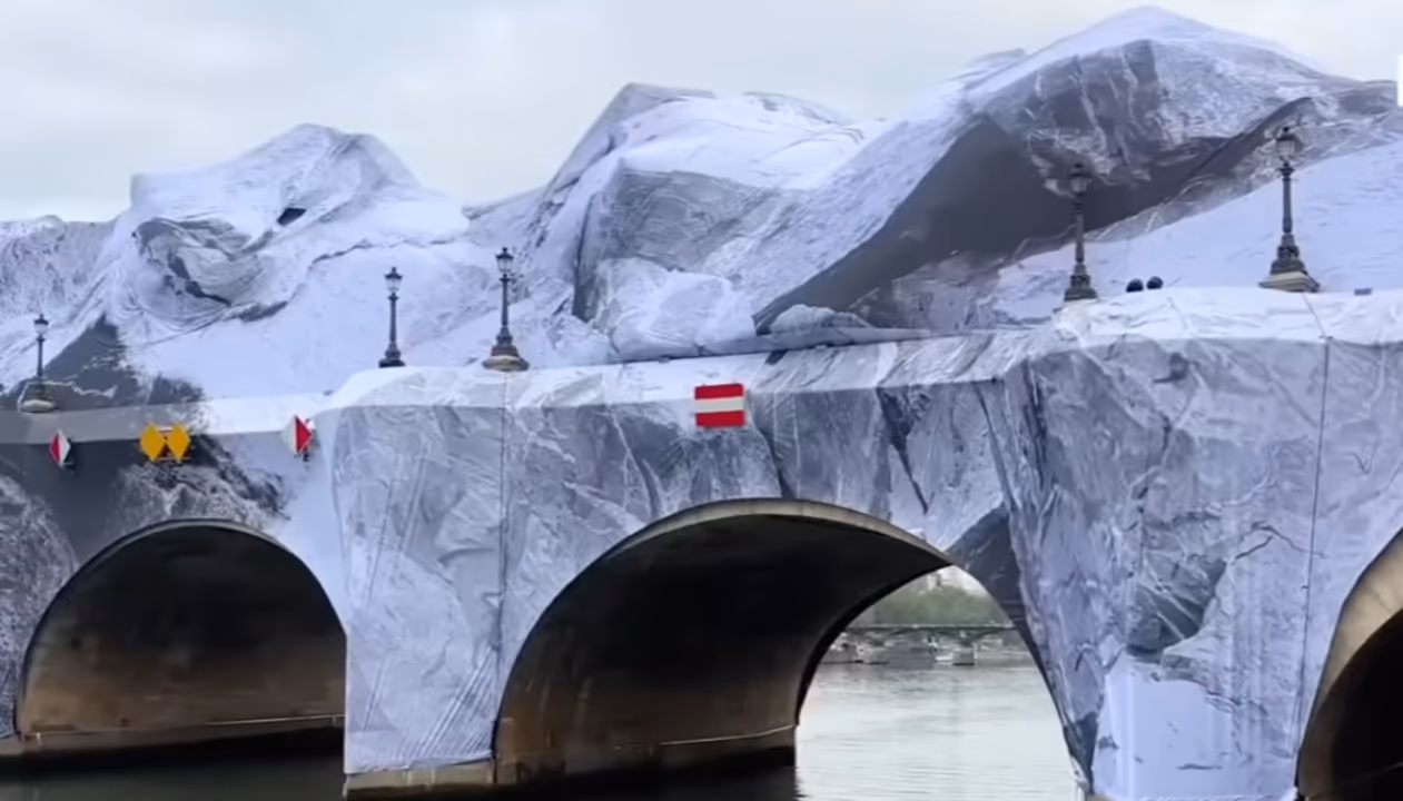Ponte mais antiga de Paris é transformada em caverna por artista francês