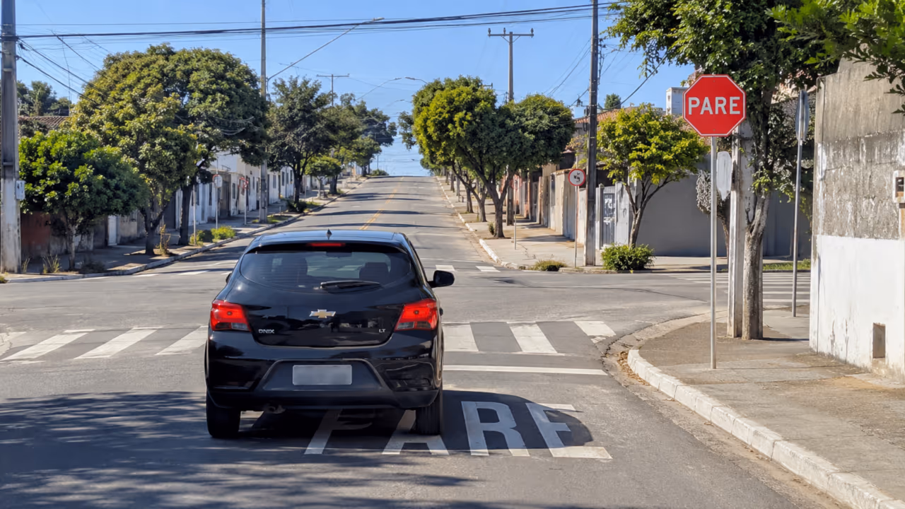 Reduzir não é parar: o erro na placa de pare que parece comum e pode custar caro ao motorista