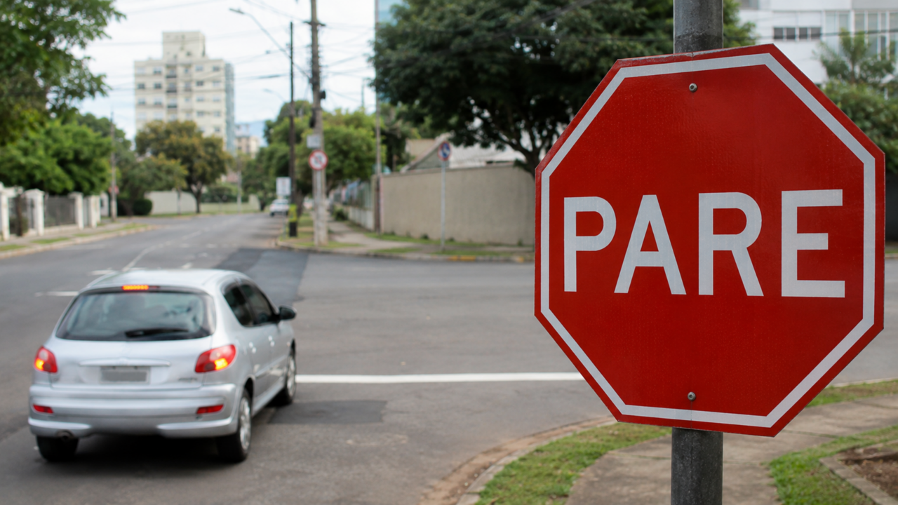 Reduzir não é parar: o erro na placa de pare que parece comum e pode custar caro ao motorista