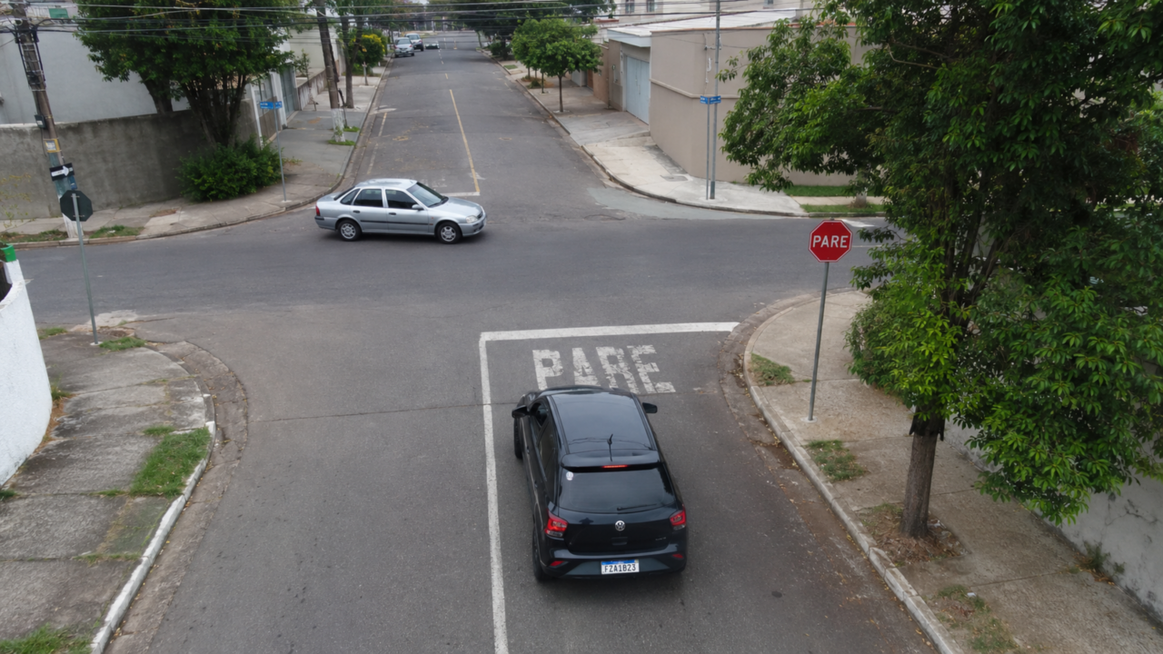 Reduzir não é parar: o erro na placa de pare que parece comum e pode custar caro ao motorista