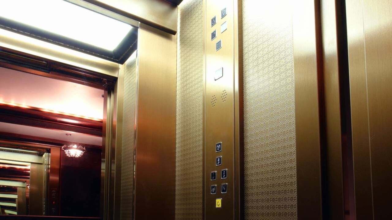 Por causa disso um espelho é colocado no elevador. 5 razões que poucas pessoas conhecem