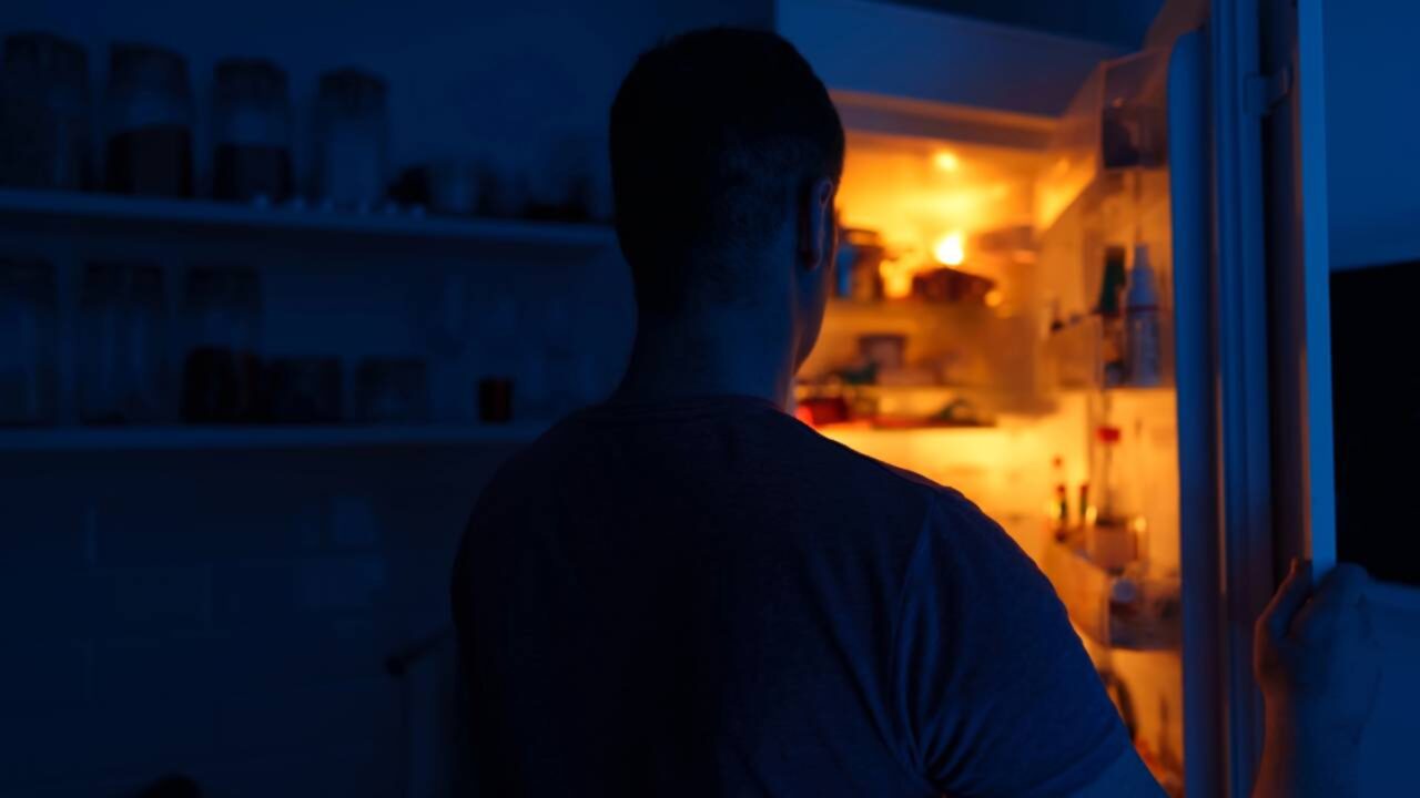 Por que você continua procurando lanches mesmo sem estar com fome, segundo psicólogos