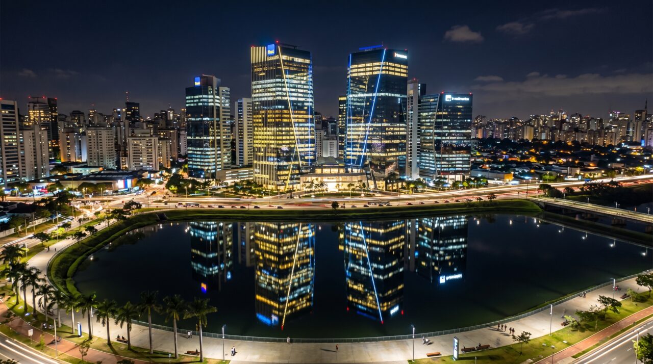 A cidade de 1554 com o maior e mais dinâmico centro financeiro do hemisfério sul e uma infraestrutura corporativa impecável é o destino ideal para quem quer acelerar a carreira profissional com as melhores ofertas de emprego