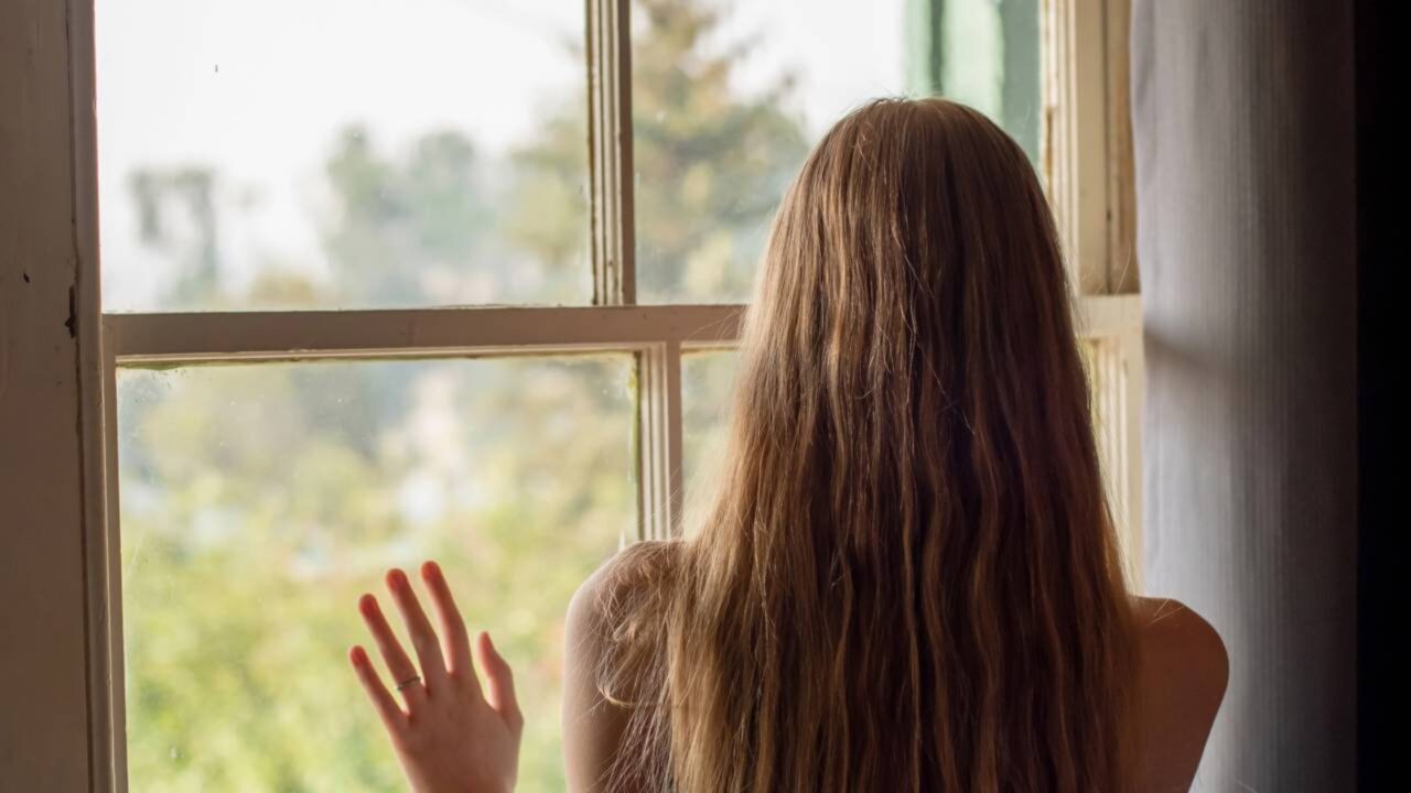 Segundo a psicologia, o que diz sobre você preferir ficar em casa a sair