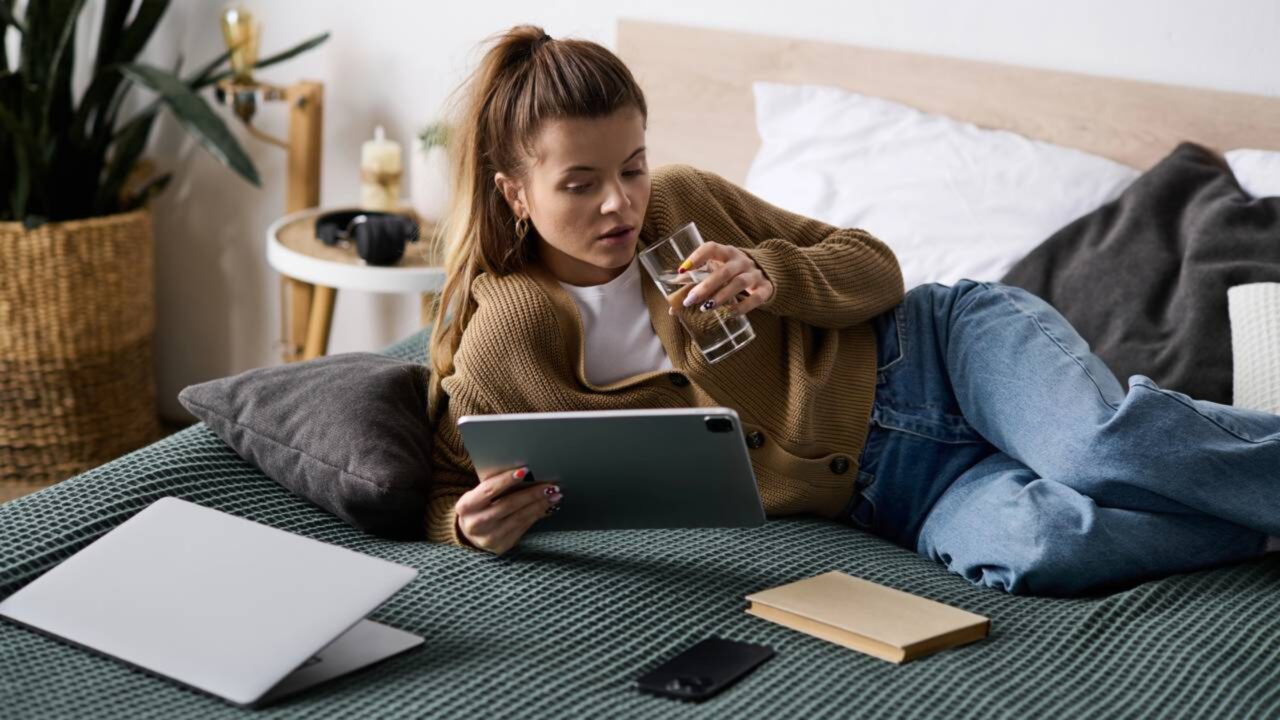Segundo a psicologia, o que diz sobre você preferir ficar em casa a sair?