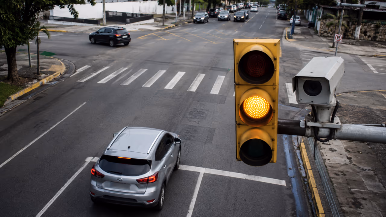 Passar no amarelo pode virar multa? A armadilha que muitos motoristas só percebem tarde demais