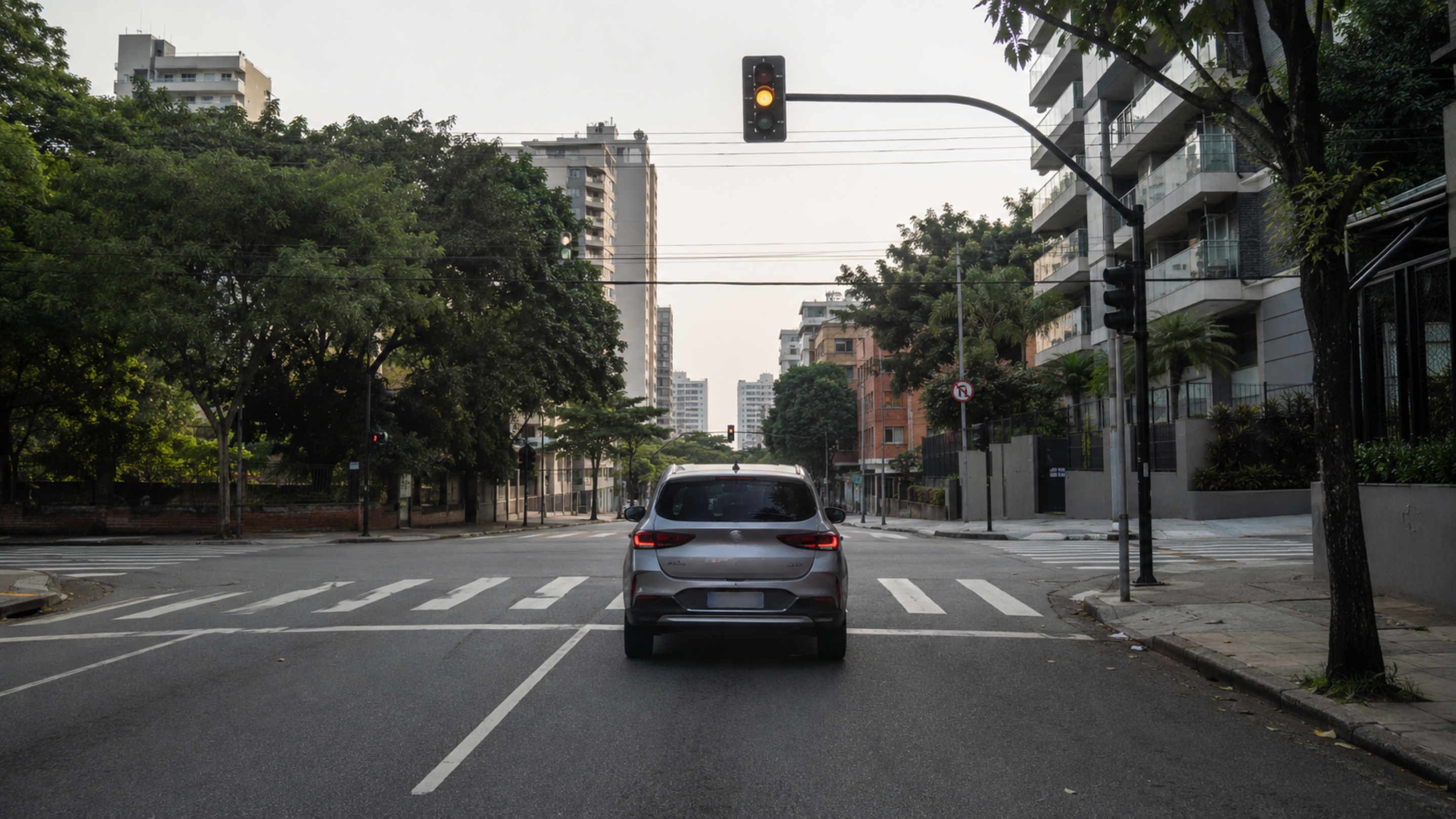 Passar no amarelo pode virar multa? A armadilha que muitos motoristas só percebem tarde demais