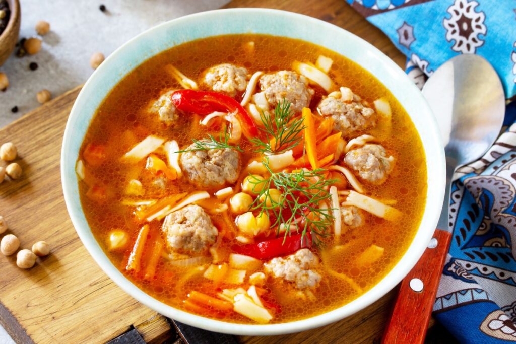 Sopas ricas em proteínas: 5 receitas leves e nutritivas para almoço e jantar