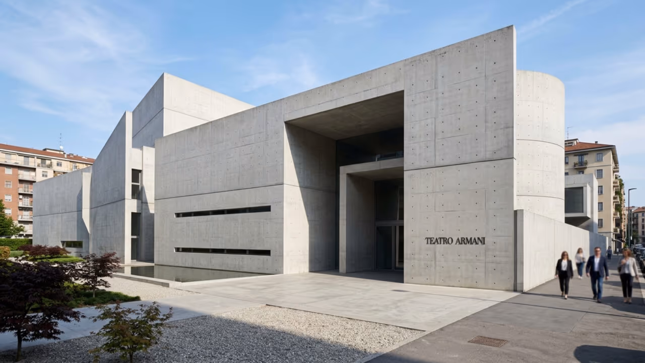 Desenhado por Tadao Ando em 2001 com paredes de concreto liso e espelhos d’água de 3.400 m² de área, o teatro é o templo da alta costura em Milão