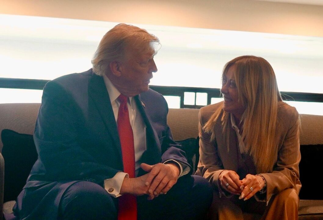 Meloni nega ter ‘implorado’ por foto com Trump: “Completamente inventado”