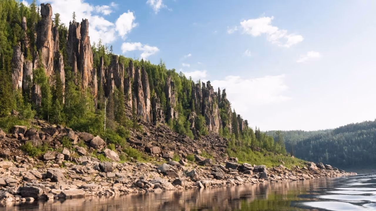 Em 1908, uma explosão sobre a floresta siberiana de Tunguska derrubou cerca de 2 mil quilômetros quadrados de árvores, mas nenhum cratera de impacto jamais foi encontrada
