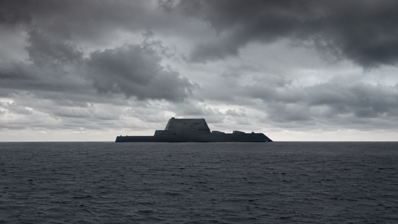 O navio invisível ao radar que troca torres clássicas por linhas futuristas e parece ter saído de um filme de ficção científica
