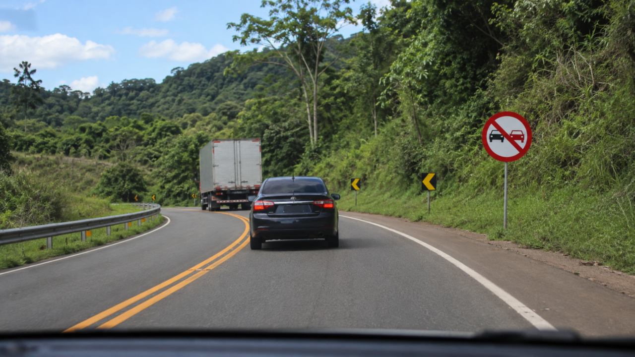 A ultrapassagem que parece coragem na estrada, mas pode virar uma das multas mais pesadas do CTB