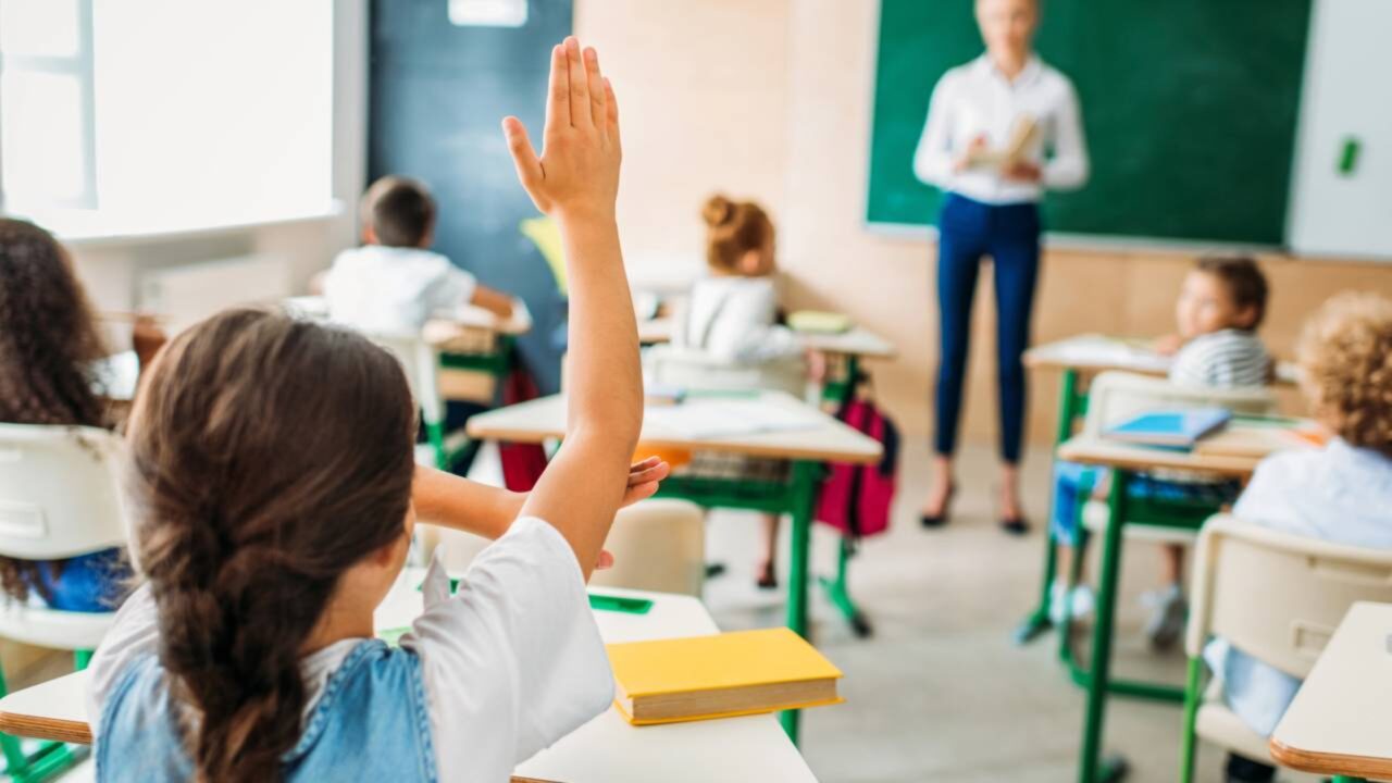 “Uma criança não precisa de educação infantil em uma creche para se desenvolver”, segundo a pesquisadora Aino Saarinen – o mais importante é a qualidade da educação