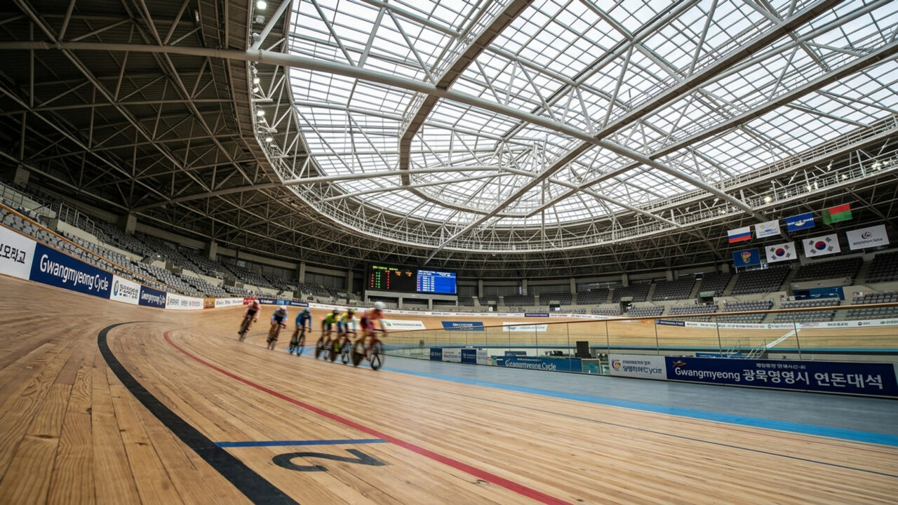 Com capacidade para trinta mil espectadores e formato de capacete de ciclista, o domo coreano é o maior velódromo coberto do planeta