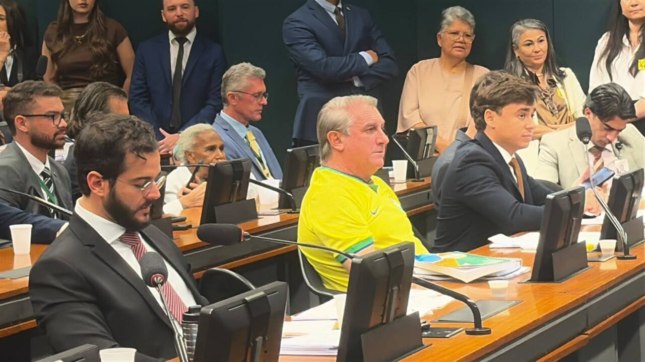 “Bolsonaro da Shopee” e “senhorinha da Bíblia” acompanham votação da maioridade penal
