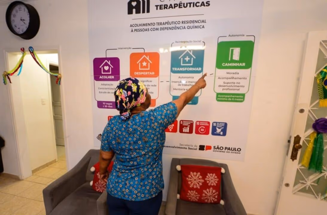 Mulher de 64 anos aprende a escrever após sair das ruas