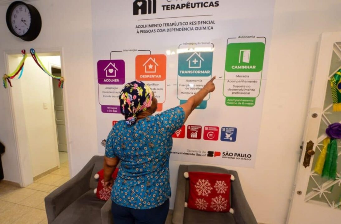 Mulher de 64 anos aprende a escrever após sair das ruas