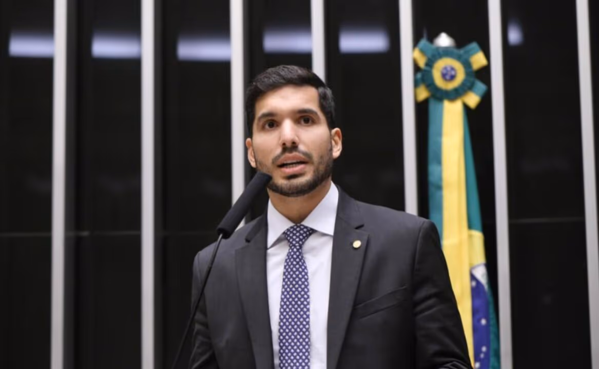 Moraes arquiva inquéritos sobre atuação de Silvia Waiãpi e André Fernandes no 8/1