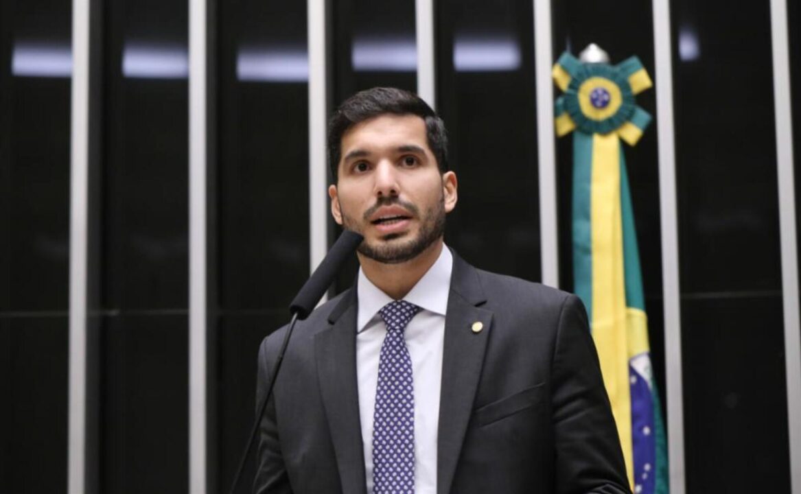 Moraes arquiva inquéritos sobre atuação de Silvia Waiãpi e André Fernandes no 8/1
