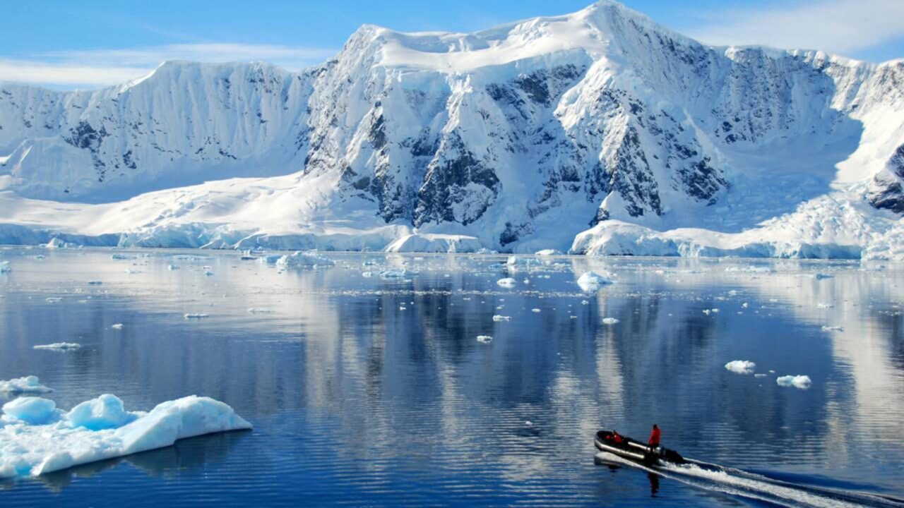 A Antártica é o maior deserto do planeta, porque um deserto é definido pela pouca água que cai do céu, e não pelo calor