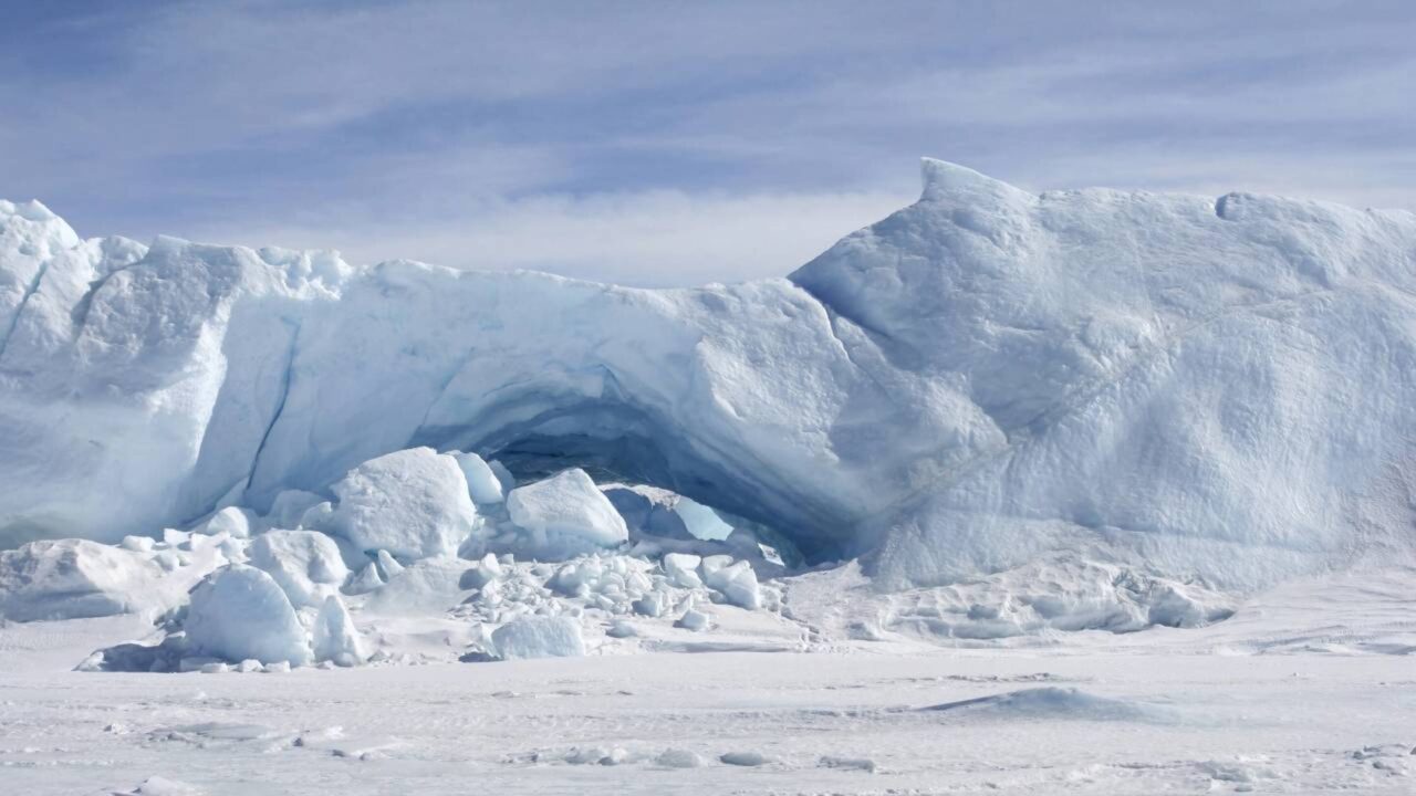 A Antártica é o maior deserto do planeta, porque um deserto é definido pela pouca água que cai do céu, e não pelo calor