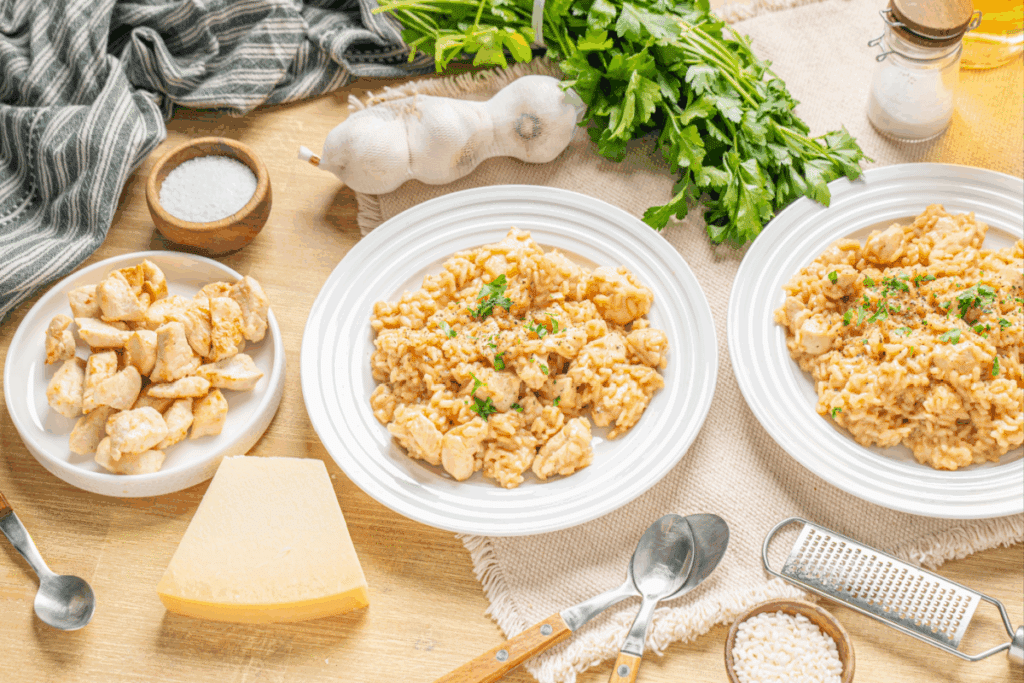 Aprenda a fazer arroz de frango cremoso e rico em proteína e sabor