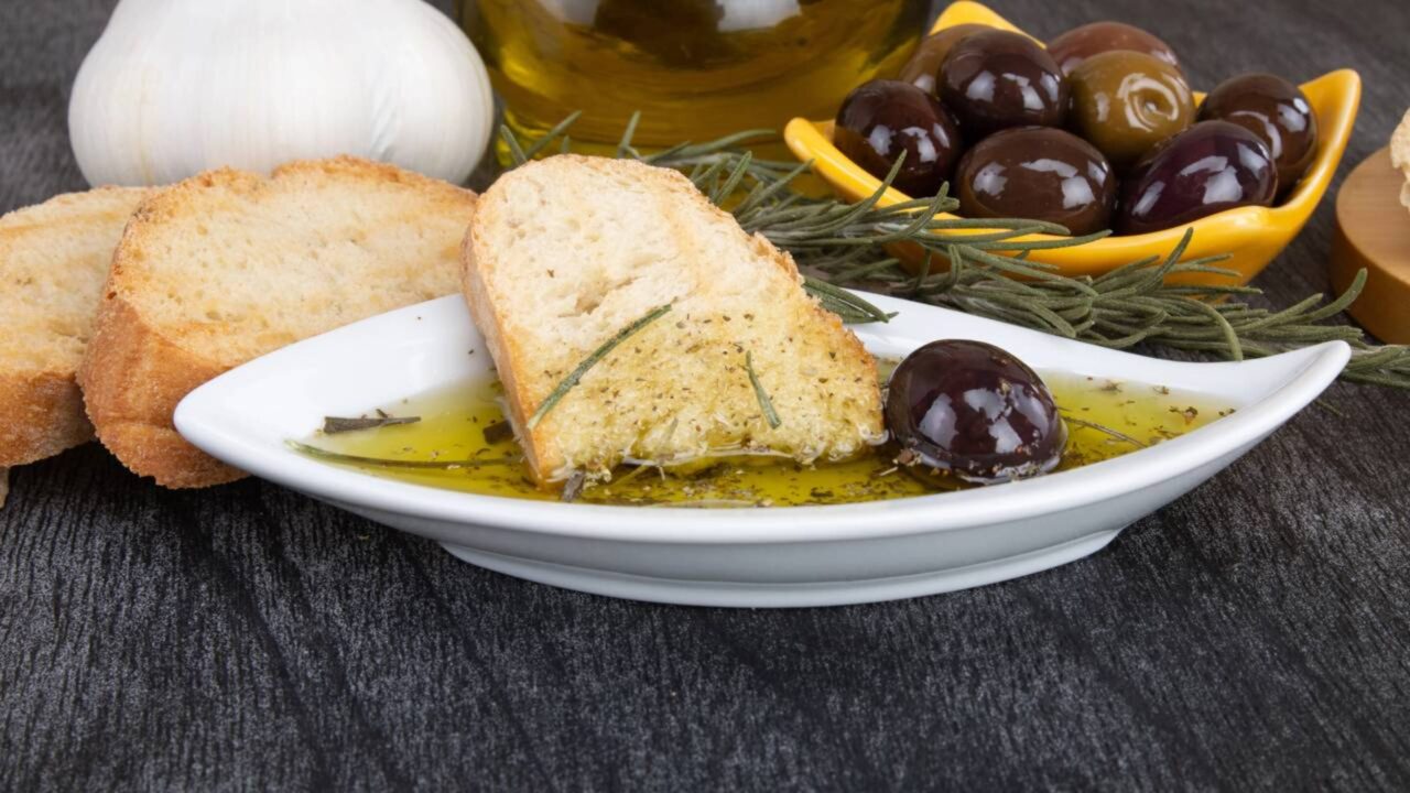 Azeite aromatizado com orégano encontrado em jarros de um navio grego naufragado há cerca de 2.400 anos mostra que algumas receitas sobreviveram praticamente inalteradas desde a época de Sócrates