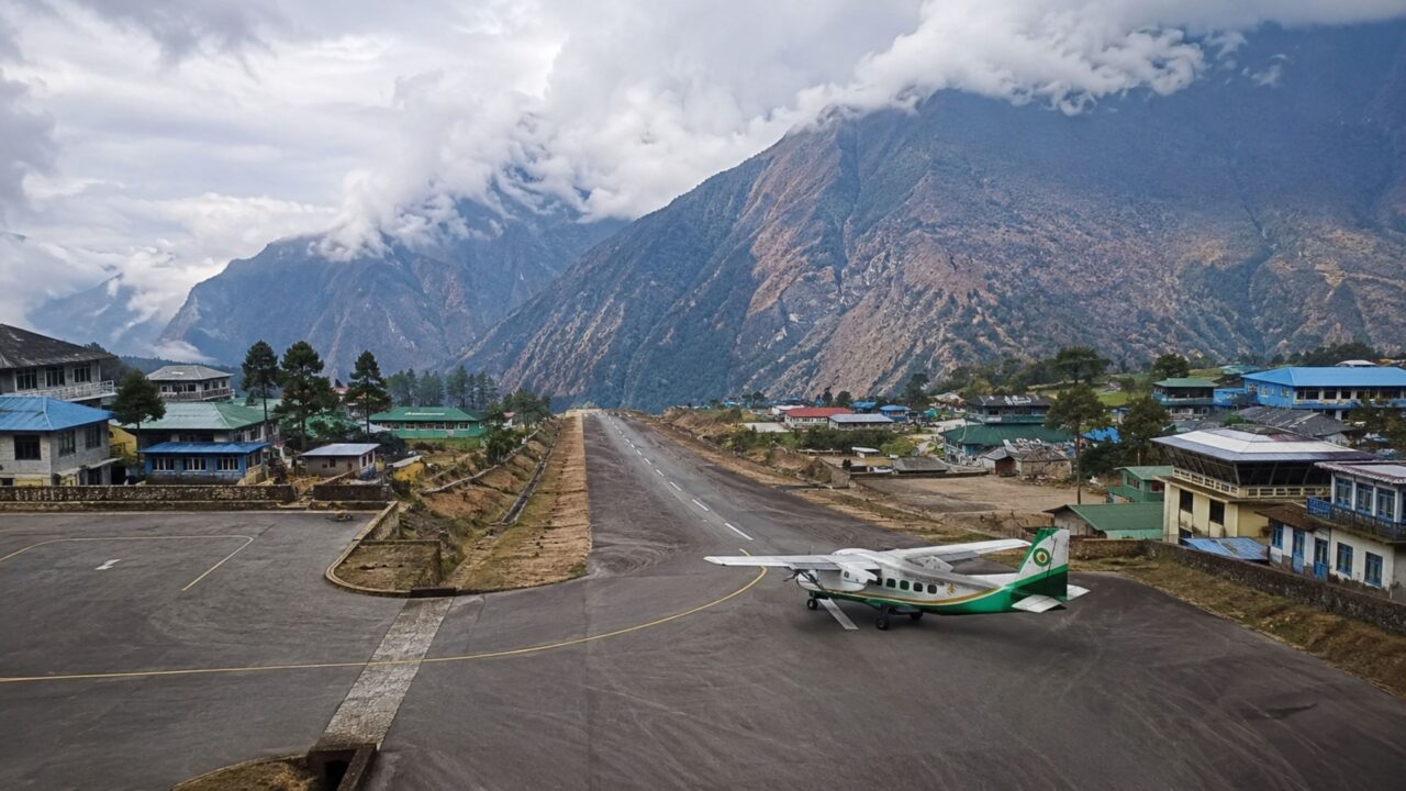 A pista de Lukla marca o começo da aventura rumo à região do Everest