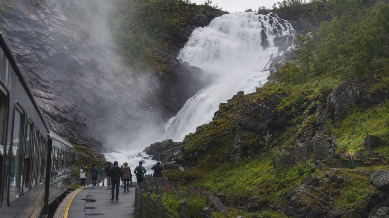 A parada em Kjosfossen mistura cachoeira, frio e folclore nórdico