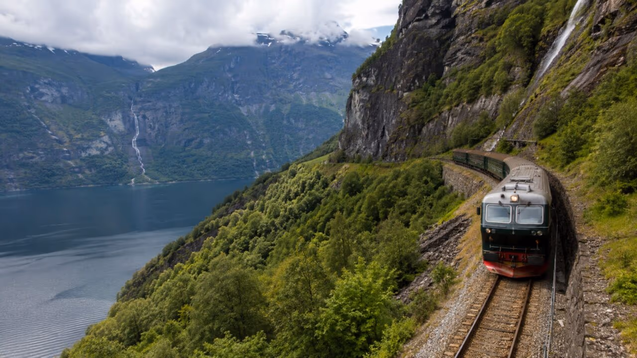 Ferrovia norueguesa de apenas 20 km sobe quase 867 metros e transforma uma viagem curta em espetáculo entre montanhas