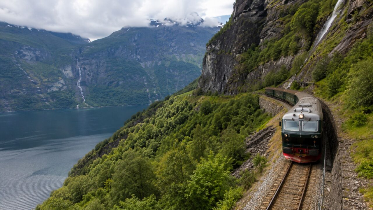 Ferrovia norueguesa de apenas 20 km sobe quase 867 metros e transforma uma viagem curta em espetáculo entre montanhas