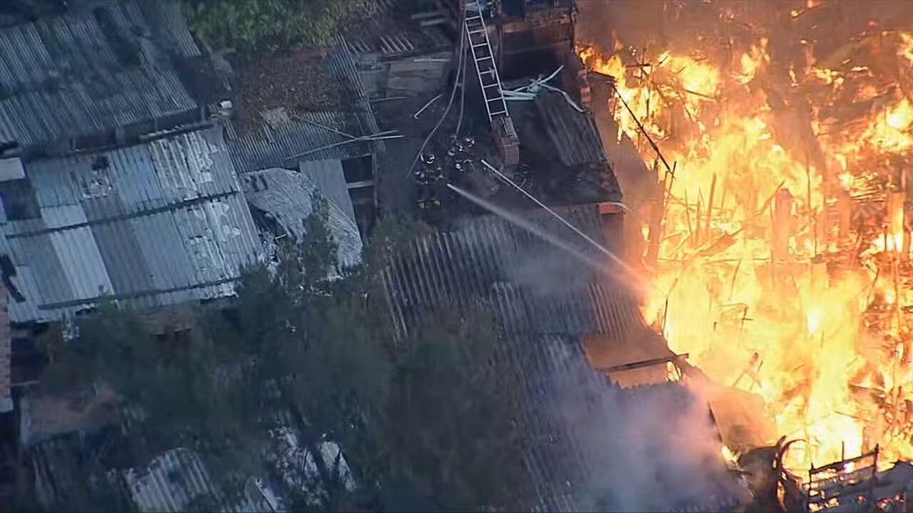 Incêndio atinge casas na região de Paraisópolis, na Zona Sul de SP