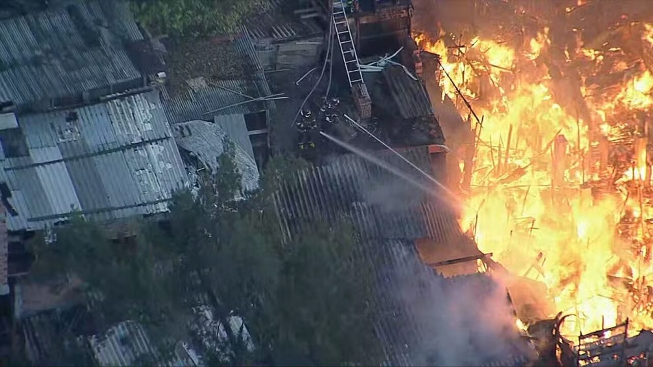 Incêndio atinge casas na região de Paraisópolis, na Zona Sul de SP