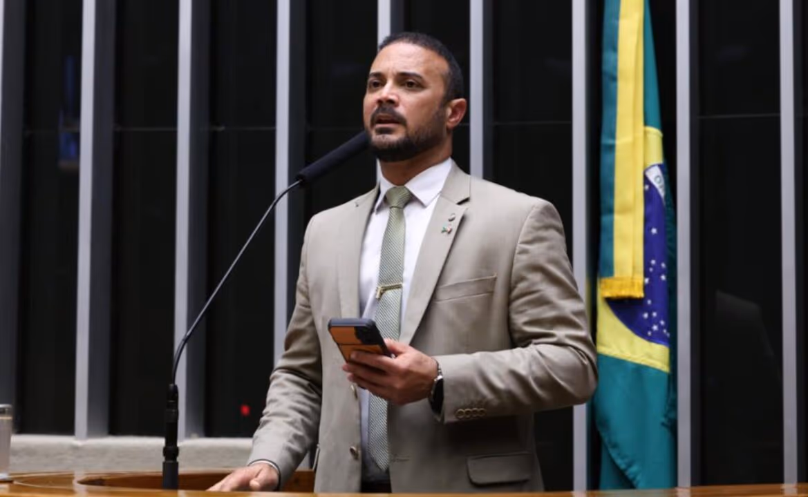Deputado cobra informações sobre mudança em equipe da PF que atua no caso Master