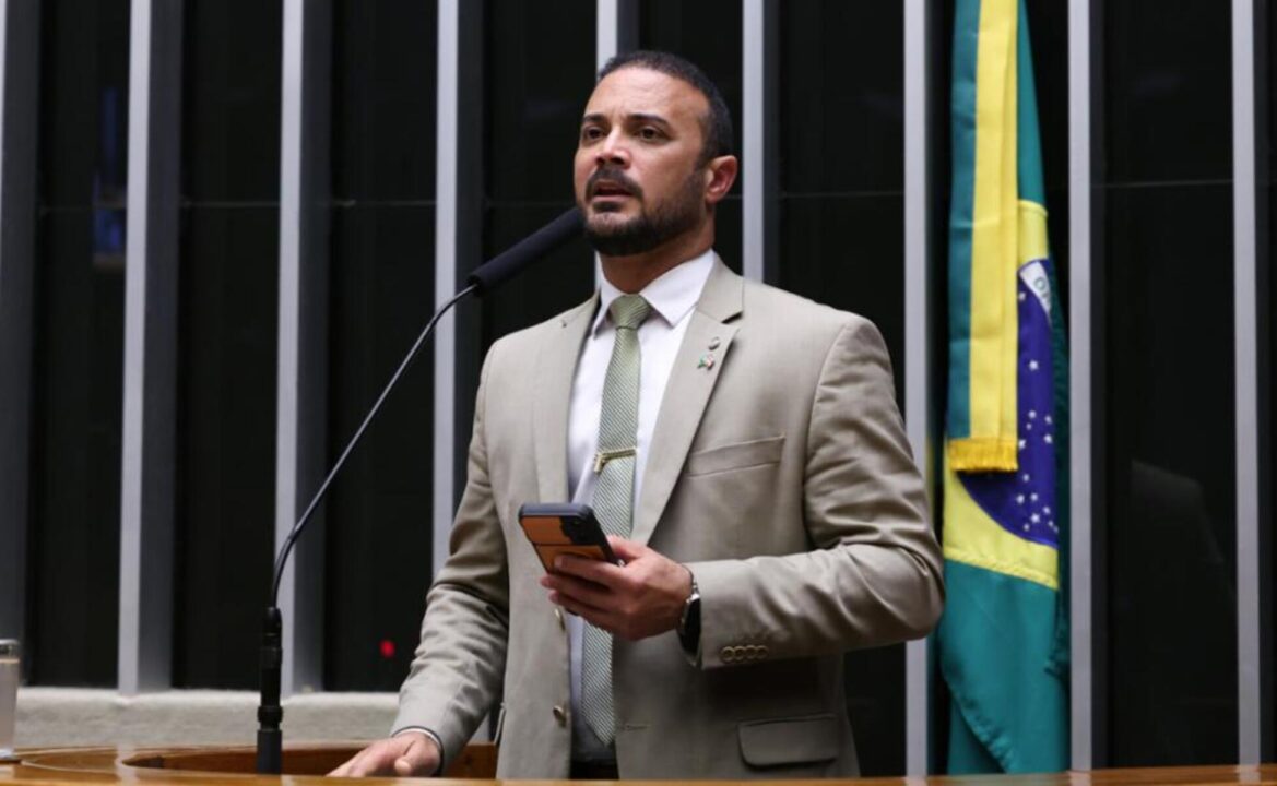 Deputado cobra informações sobre mudança em equipe da PF que atua no caso Master