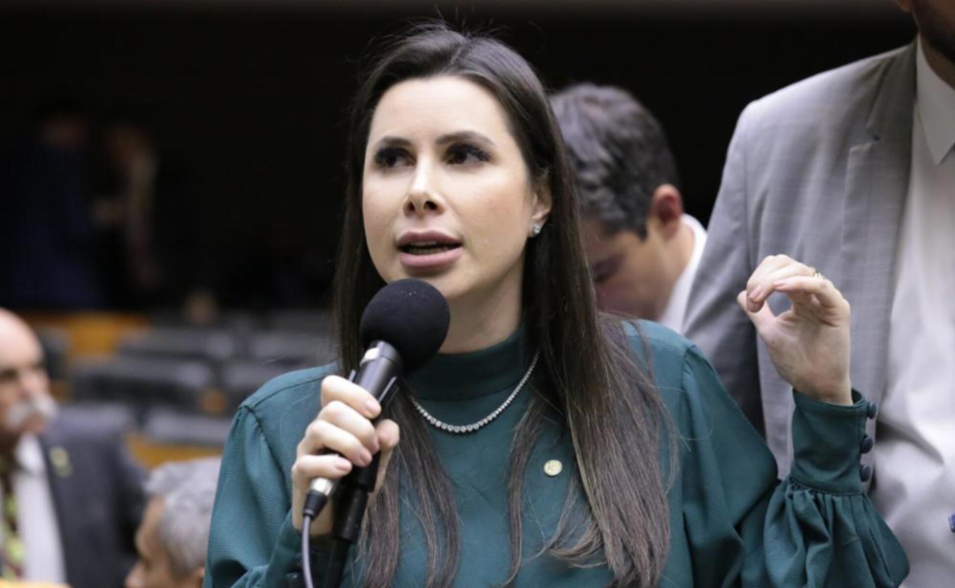 Carol de Toni apresenta pedidos de impeachment contra 4 ministros de Lula